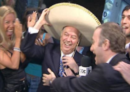 En su última rueda de prensa domiciliaria, el ministro Carlos Corach acepta el convite de mariachis convocados por el programa "CQC" 