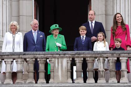 En su última salida al balcón, Isabel II junto con Carlos y Camilla, William y Kate y sus hijos George, Charlotte y Louis. 
