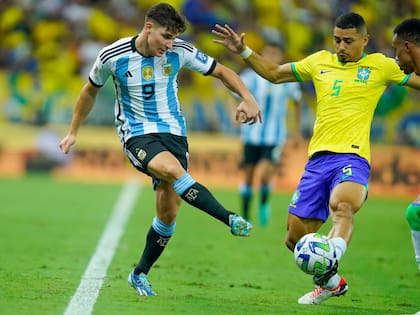 En su último partido como visitante, Brasil salió goleado por Argentina