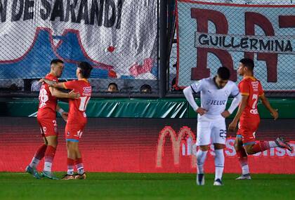 En su último partido de local, Arsenal derrotó a Independiente y cortó la mala racha