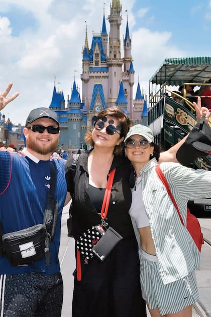 En su último viaje a
Disney con su madre,
Araceli González, y su
hermano, Toto Kirzner