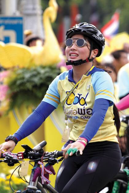 En su versión deportista, durante una carrera de 29K para celebrar el cumpleaños 88 del rey Bhumibol Adulyadej.