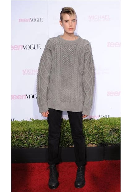 En su versión minimalista, combinó oversize, gris y negro. El detalle: rapada a los costados y una cresta