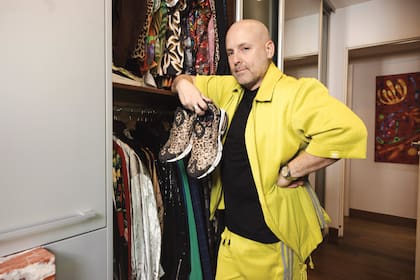 En su vestidor, nutrido de variadas estampas, elige qué ponerse para la producción fotográfica.