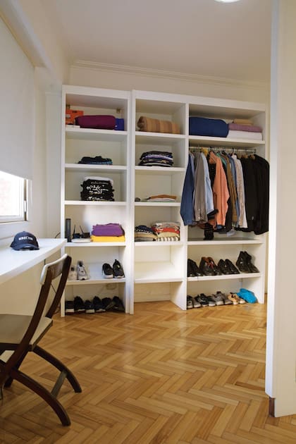 En su vestidor predominan las camisas, los jeans y las zapatillas. “No le doy importancia a la ropa. En el último viaje que hice a Nueva York, mi socia, Florencia Masri, y Fernando (Dente, su socio en el Instituto Argentino de Musicales) me asesoraron qué comprar”, admite.