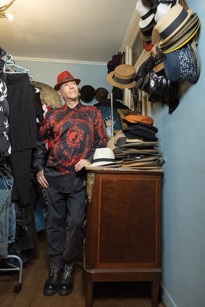 En su vestidor, repleto de
ropa y accesorios. “Tengo toda una cómoda con
medias, y de vez en cuando voy redescubriendo
cosas que quedan traspapeladas”, cuenta Piazza, lookeado con borcegos de Harley Davidson.