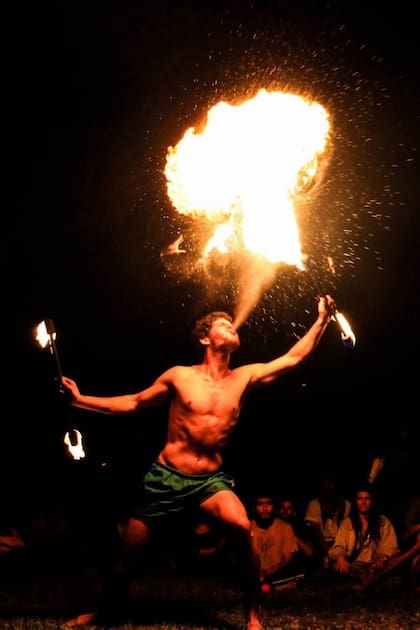 En su viaje, se formó en técnicas de malabares con fuego y sumó destrezas que no imaginaba (Foto: Gentileza Jerónimo Weich)