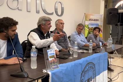 En su visita al Congreso Mundial Brangus Pino se reunió con Claudio Anselmo, ministro de Producción de Corrientes, dirigentes y productores