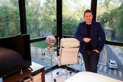 En su vivienda con vista a un parque, Jonatan Viale recupera la tranquilidad que le roba su intensa actividad diaria