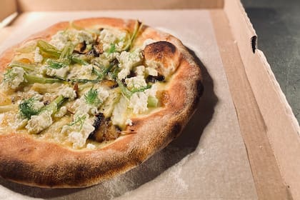 En Sucre la cuarentena los llevó a incursionar en unas pizzas tan personales como interesantes: al horno de barro, mitad napolitana, mitad neoyorquina