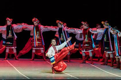 En suma, 36 bailarines hicieron sus típicas danzas ucranianas, para cerrar una noche bien festiva