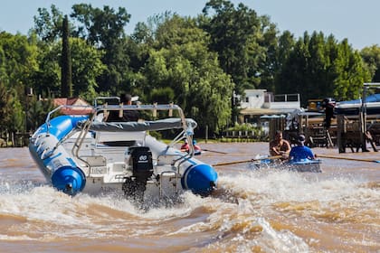 En sus 1200 kilómetros de vías navegables en todo el delta se producen cruces peligrosos entre embarcaciones a motor y botes a remo que pone en peligro a sus ocupantes
