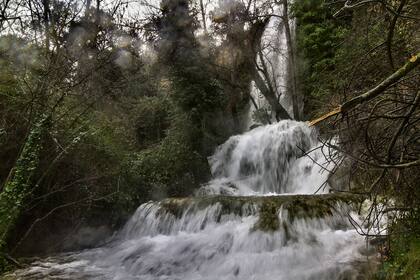 En sus 325 hectáreas, la propiedad posee un coto de caza y una espectacular cascada, que es una de las mayores atracciones del pueblo Fuentetoba
