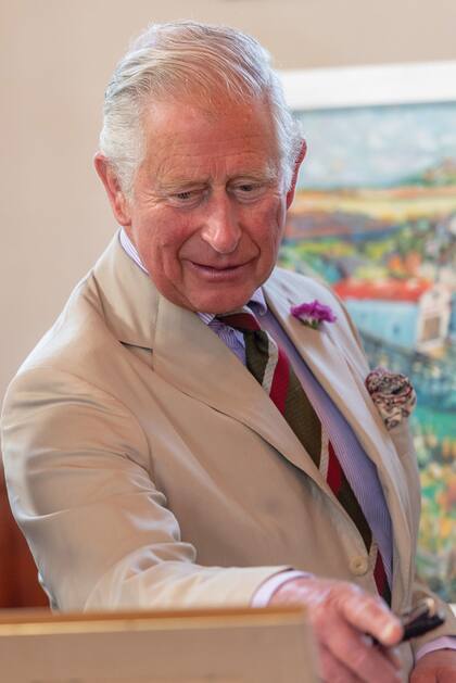 En sus cuadros, que cotizan a 3400 dólares cada uno, retrata paisajes con montañas y lagos, antiguas construcciones y caminos de montaña.