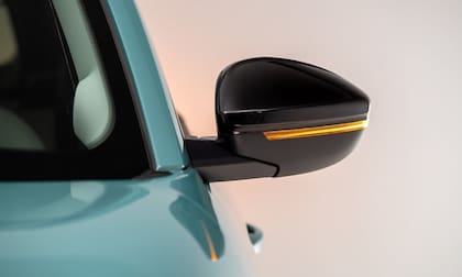 En sus espejos laterales incorpora luces de giro