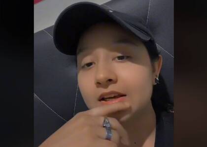 En sus jornadas laborales, la joven se ha encontrado con numerosos y curiosos objetos olvidados o perdidos