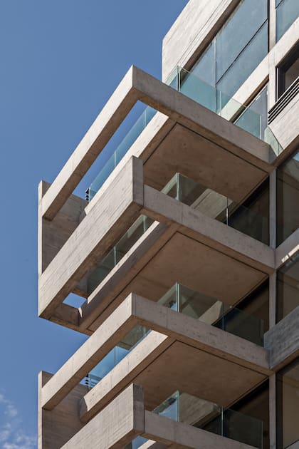 En sus niveles inferiores los dupex cuentan con extensiones y en los superiores llevan su límite hacia adelante, creando un efecto visual de llenos, vacíos y alturas dobles que definen el perfil del edificio.