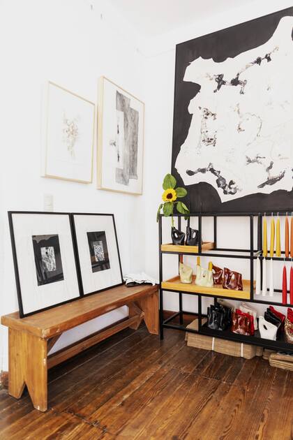 En sus obras, Yasmin usa también fotografías de paisajes que la inspiran tomadas por ella y las combina con papel y telas recicladas.