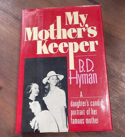 En sus pginas, el libro describa a Davis como una mujer alcohlica, manipuladora y emocionalmente destructiva