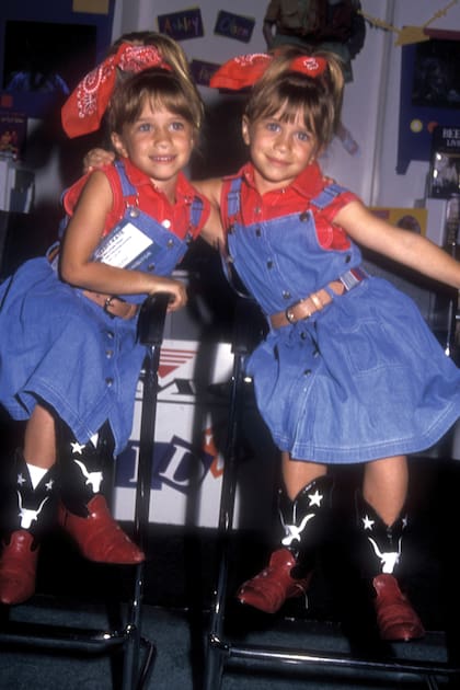 En sus primeros años, en la vida privada y en la televisión, a las Olsen las vestían igual, como cuando asistieron con look vaquero –jumper de denim y botas texanas con la bandera estadounidense– a una convención de productores de software y video, en Las Vegas.