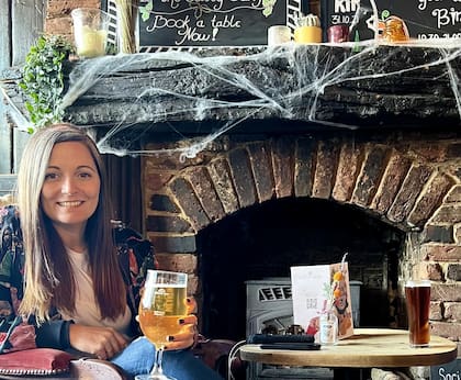 En sus recorridas para conocer el país siempre terminaba tomando una cervecita.