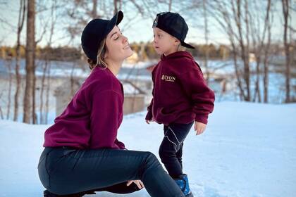 En sus redes sociales, Sol de la Torre comparte momentos de su vida en Canadá junto a su pequeño hijo