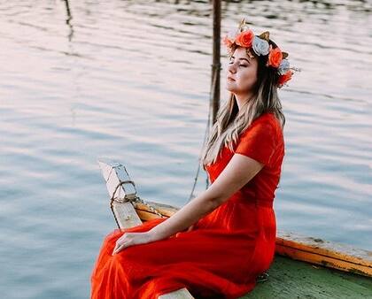 En sus sueños y despierta, Elena añoraba su juventud perdida.