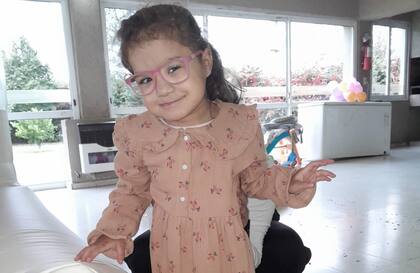 En sus terapias trabaja su hipotonía con su kinesióloga para poder sentarse sola, mantener el equilibrio, caminar y jugar.