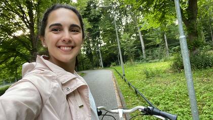 En sus tiempos libres, recorre las plazas en bicicleta y comparte tiempo con sus nuevos vínculos