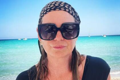 En sus vuelos, Pompeo viaja con caramelos, toallitas, alcohol en gel, y evita hablar para que no la reconozcan