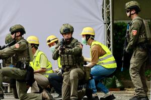 En Taipéi, la gente practica cómo apagar incendios y descender por edificios