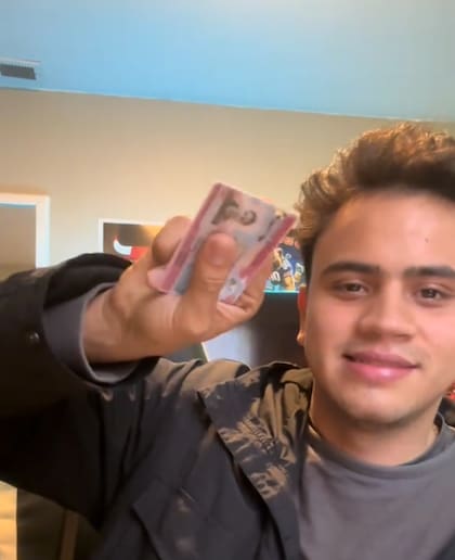 En tan solo 11 días le otorgaron su permiso de trabajo