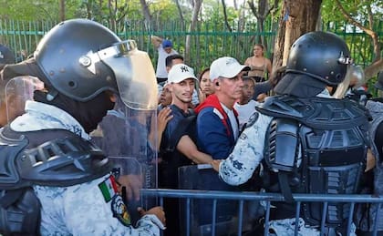 En Tapachula, los migrantes esperan entre empujones, connatos de pelea y acusaciones de venta de lugares