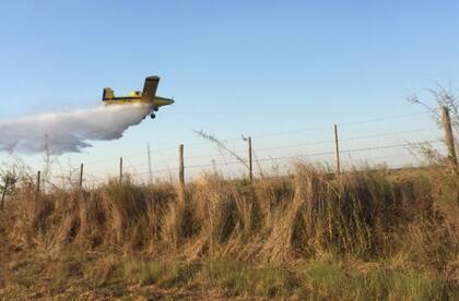 En Tapebicuá, aviones hidrantes trabajaron en el lugar, tratando de apagar las llamas