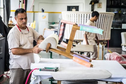 En tapicería el proceso conserva una lógica marcadamente artesanal.