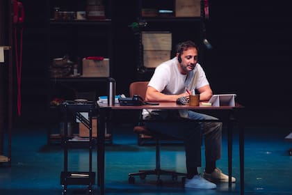 En teatro protagoniza Agotados, una adaptación de la obra Fully Committed de Becky Mode y Mark Setlocken, dirigida por Pablo Fábregas, en la que interpreta a 40 personajes