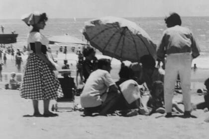 En temporada de verano, Benski contrataba a varias mujeres que se vestían como la muñeca de Cabsha para vender chocolates en la playa