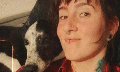 “En terapia, en general, lo que más trabajé son cosas que me pueden detonar estrés entre otros varios temas. Por ejemplo, algo que por mucho tiempo me ponía bastante mal era tener que estar presente todo el tiempo en las redes para que el contenido le llegue a la gente. Tomó varias sesiones, pero logré aprender a sobrellevar ese tema de otra forma más relajada”.