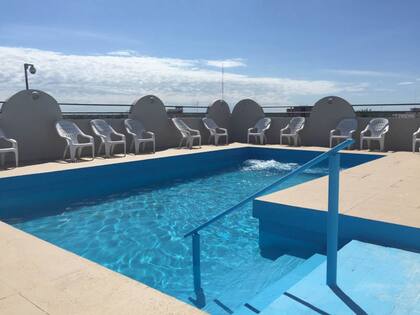 En Termas de Río Hondo, el hotel Siglo Sexto ofrece una piscina de agua termal con hidromasaje sectorizado