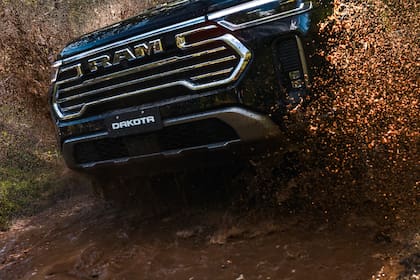 En términos de arquitectura y dinámica, la Ram Dakota ofrece un comportamiento equilibrado entre robustez estructural, confort de marcha y capacidad off-road.