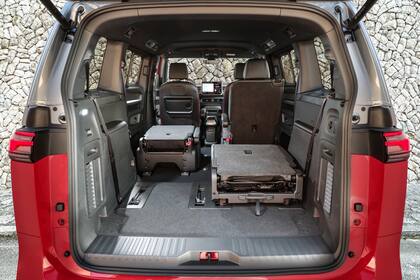 En términos de capacidad de carga, el volumen del baúl del ID.Buzz GTX, en la configuración para cinco ocupantes, es de entre 1121 y 2123 litros.