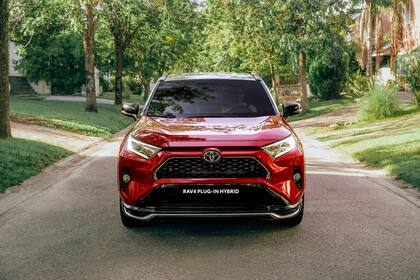 En términos de diseño exterior, la nueva RAV4 PHEV no presenta cambios y es casi igual a la versión Limited, con un aspecto robusto, típico del paladar estadounidense.