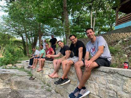 En Texas, gracias a su grupo, Alejandro no se siente alejado de Argentina.