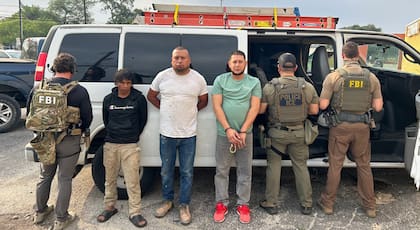 En Texas, las redadas se concentraron en migrantes con condenas previas por tráfico de drogas, violencia doméstica y reincidencia migratoria