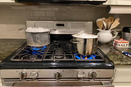 En Texas, varios derriten nieve para poder utilizarla ante los cortes de agua