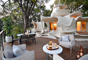 En The Bloomhouse las únicas líneas rectas son las puertas y ventanas