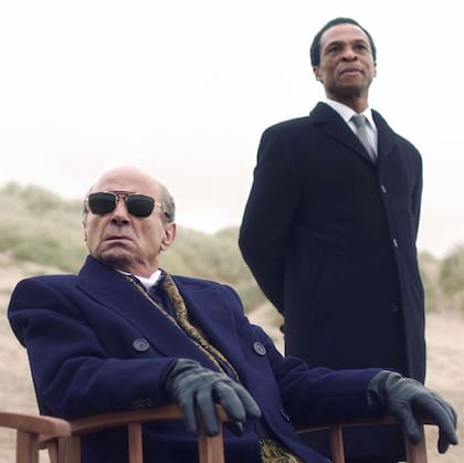 En "The Crown", se retrata cómo Sydney Johnson se ganó la confianza del duque de Windsor y de multimillonario Mohamed Al-Fayed, dos de los hombres más poderosos del mundo