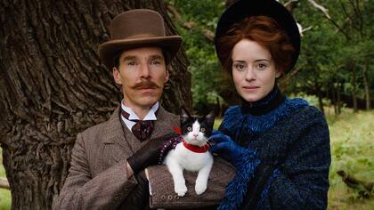 En The Electrical Life of Louis Wain, junto a Claire Foy quien interpreta a Emily Richardson-Wain, la esposa del célebre dibujante, conocido por sus simpáticos felinos antropomórficos.