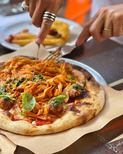 En The Pizza Only True Love son pioneros en usar el método de masa madre con un blend de tres harinas orgánicas y un fermento natural de 48 horas.