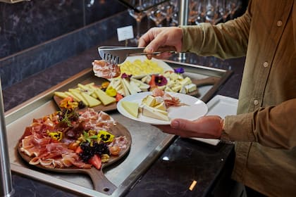 En THE VIP Lounge LATAM, los usuarios pueden deleitar de una amplia variedad de comidas y bebidas, selección de vinos y licores premium